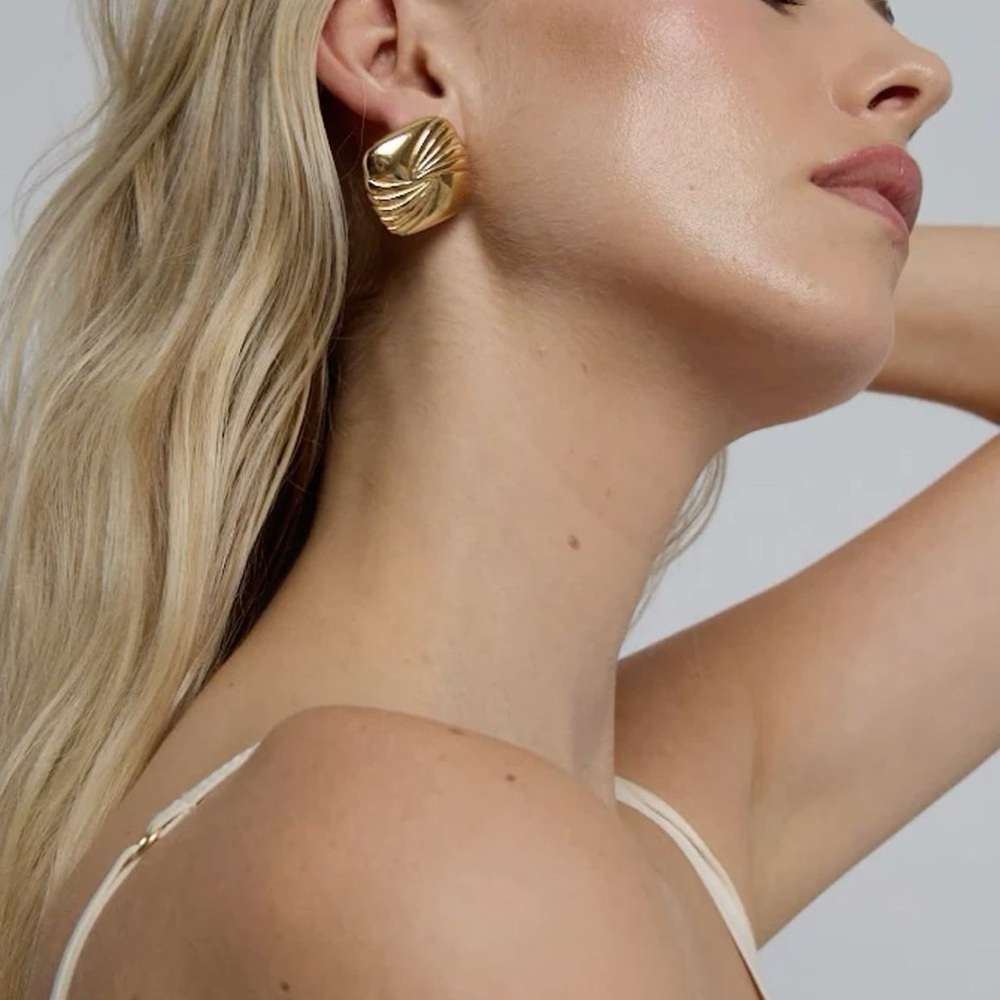 Heaven Mayhem Tabi Elegant Gold-Tone Earrings